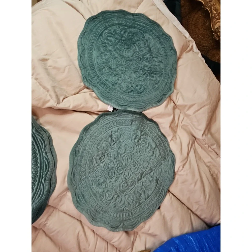 Round Velour Velvet Placemats Quilted Scalloped 16